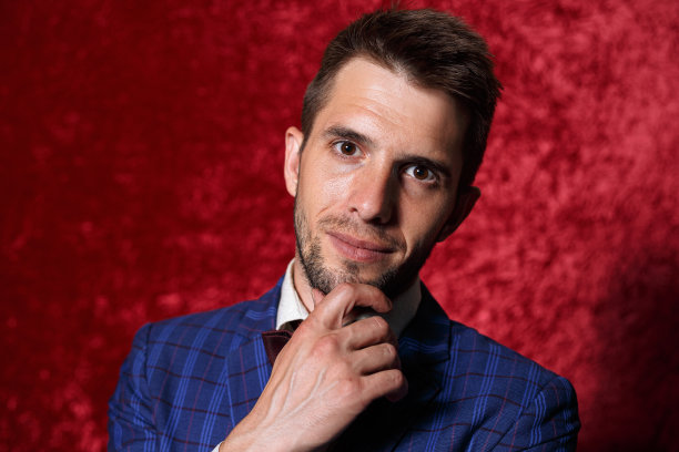 西装革履的男子在摄影棚里看着相机的肖像图片下载