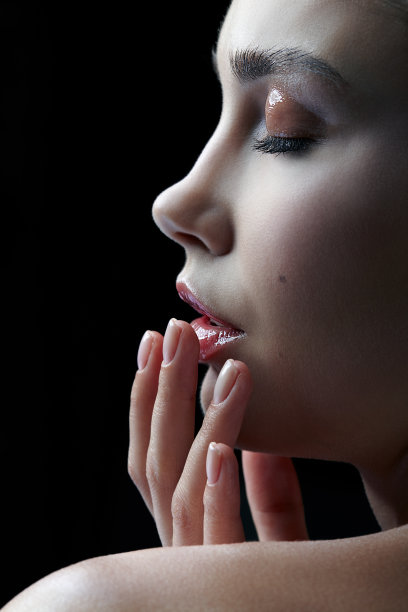 特写微距肖像的女性脸与眼睛关闭。女人与自然美妆图片下载