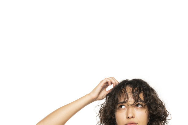 特写肖像头像剪短的脸在嘴唇上，可爱的困惑的女人抬头看孤立的白色工作室墙壁背景与头顶的复制空间。人类面部表情图片下载