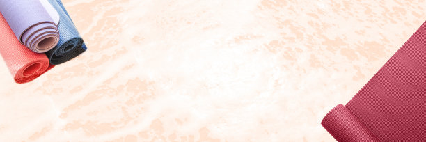 不同颜色的滚动和打开瑜伽垫做运动米色海洋纹理的网页横幅与复制空间图片下载