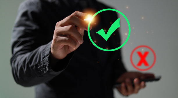 正确和错误的图标，男人的手选择正确的图标。批准、投票或正确决策的概念。图片下载