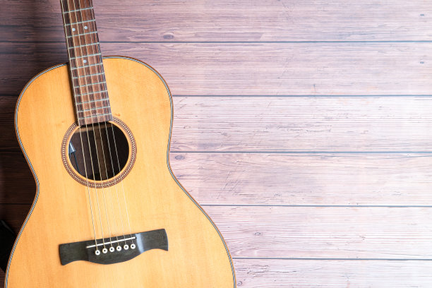 原声吉他在乡村木制背景。图片下载
