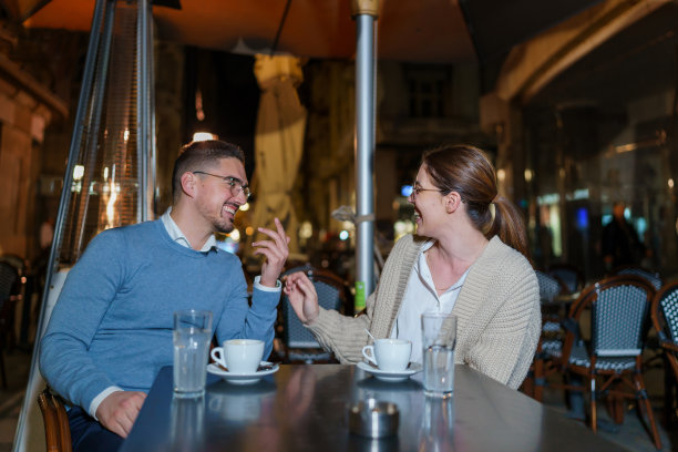 咖啡馆的对话图片下载