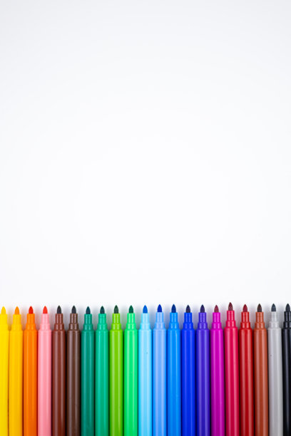 多色毡尖笔在白底为回学校。图片下载