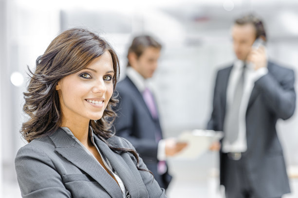 年轻的商务人士在办公室开会讨论战略行动图片下载