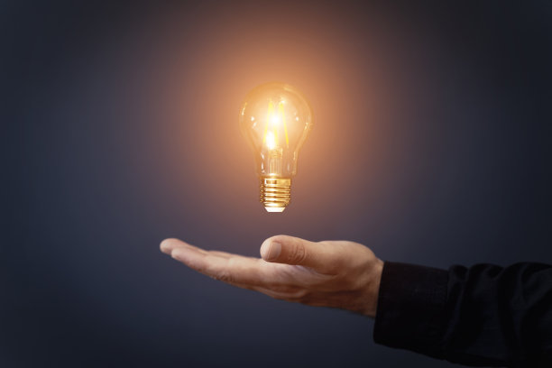 知识观念球茎概念。电灯泡在手业务经理。创新，大脑，创意理念图片下载