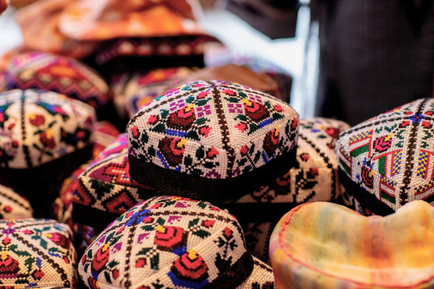 这些丝织帽子是给女孩们戴的图片下载