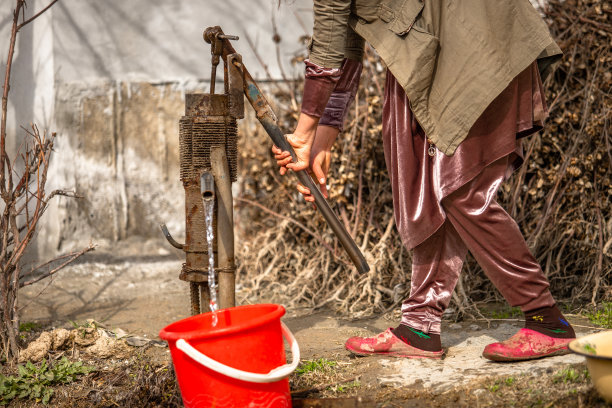 这个女孩抽水煮东西图片下载