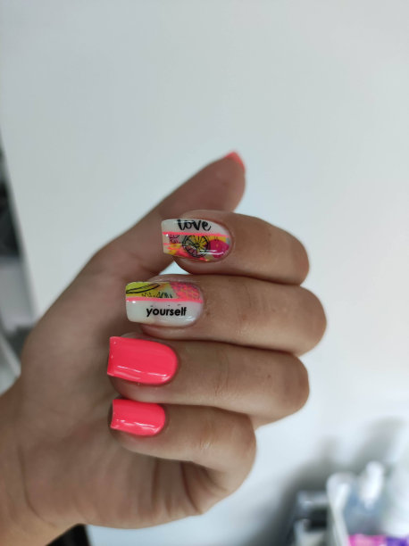 不同设计的美甲图片下载