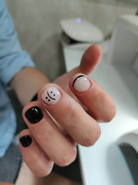 不同设计的美甲图片下载