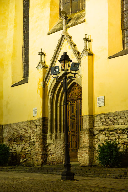 位于罗马尼亚特兰西瓦尼亚地区Sigișoara历史街区的多米尼加修道院教堂图片下载