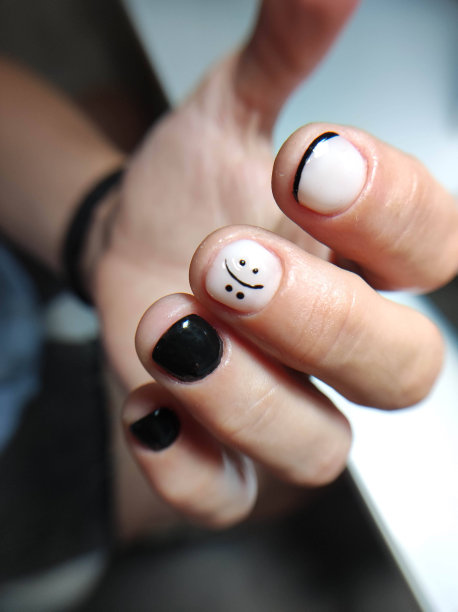 不同设计的美甲图片下载