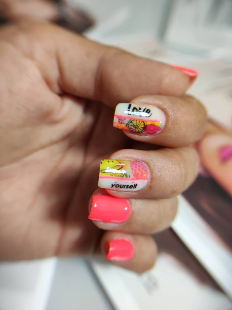 不同设计的美甲图片下载