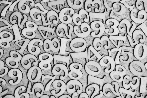 抽象的背景与数字切割出胶合板。图片下载