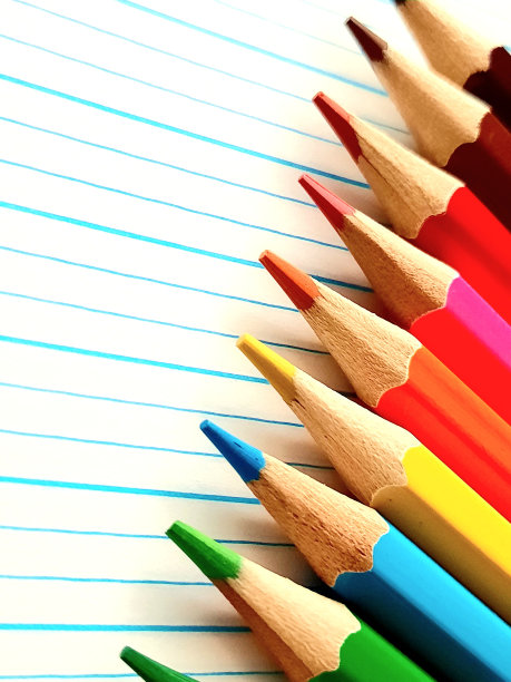 多色铅笔在练习本纸上，图片下载