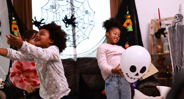 淘气的孩子们在十月的万圣节派对上穿着万圣节服装图片下载