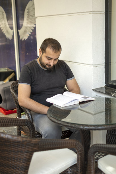 年轻人读书图片下载