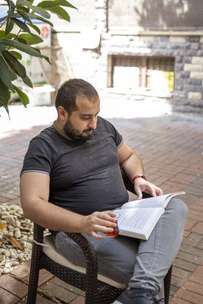 年轻人读书图片下载