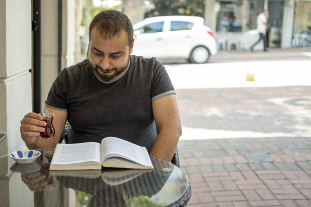 年轻人读书图片下载