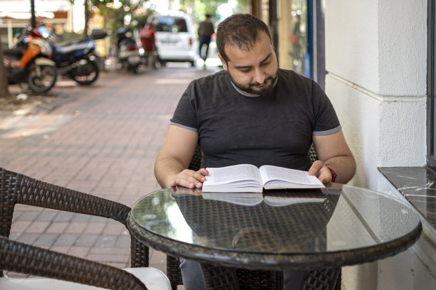 年轻人读书图片下载