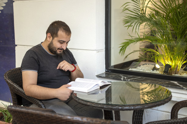 年轻人读书图片下载