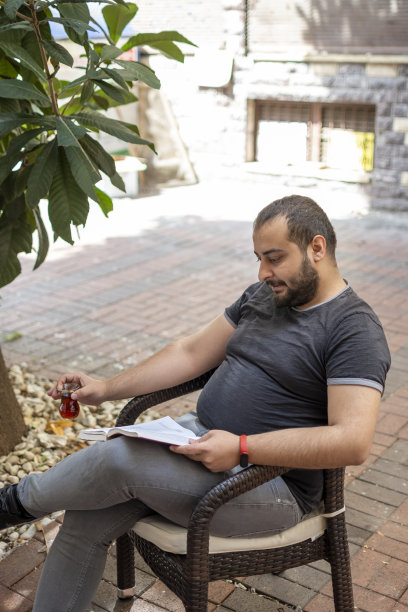 年轻人读书图片下载