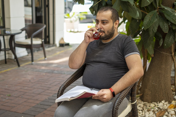 年轻人读书图片下载