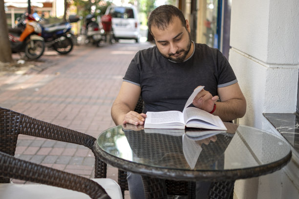 年轻人读书图片下载