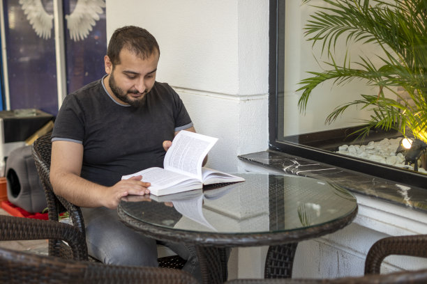 年轻人读书图片下载