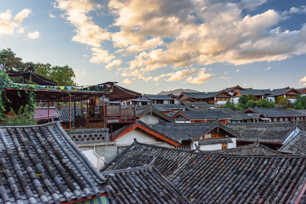 传统中式瓦房屋顶，正宗丽江图片下载