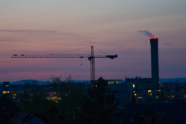 瑞士城镇的工业天际线在黄昏与彩色天空背景。图片下载