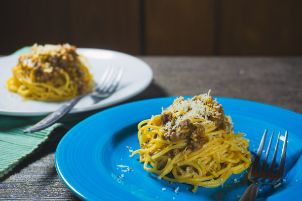 蓝白相间的盘子里装着美味的意大利肉酱面。博洛尼亚酱是意大利的经典菜肴。受欢迎的意大利菜。图片下载