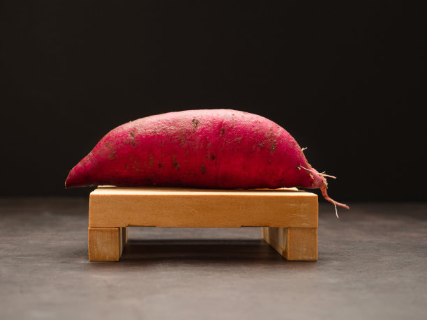 日本红薯在一个木制的黑色背景图片下载