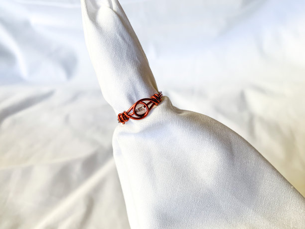 手工线环与珠子，白色背景。图片下载