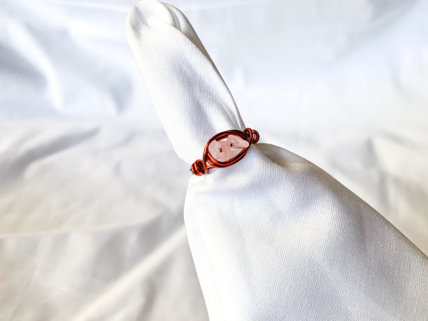 手工线环与珠子，白色背景。图片下载