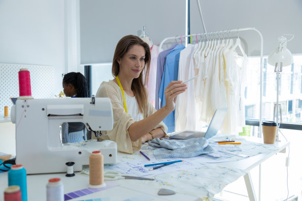 年轻的设计师们正在为小型裁缝企业设计夏季时装图片下载