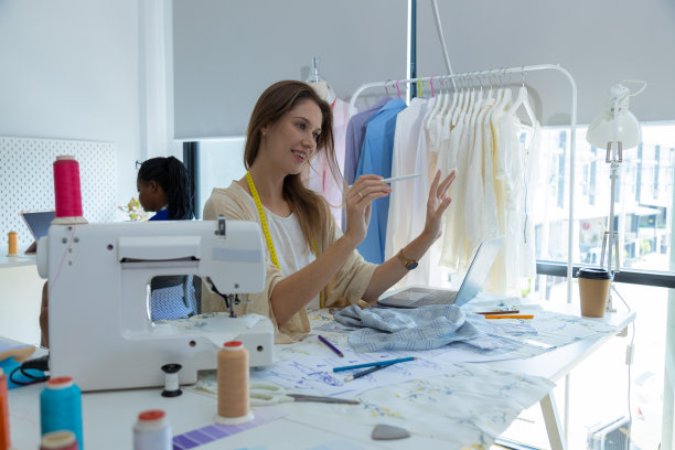 年轻的设计师们正在为小型裁缝企业设计夏季时装图片下载