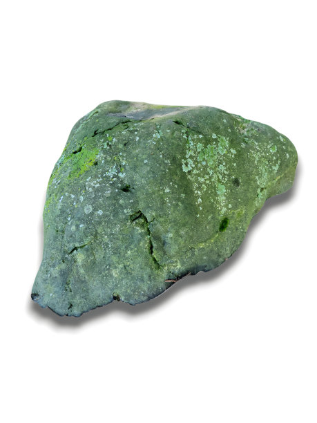 绿色的灰色石头的特写，上面覆盖着苔藓，孤立在白色的背景上。图片下载