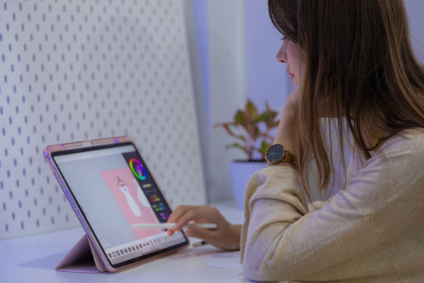 加班到很晚的年轻设计师们正在为小型服装企业设计夏季时装。图片下载