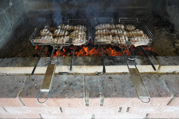 烤鸡串是在烤架上烤制的图片下载