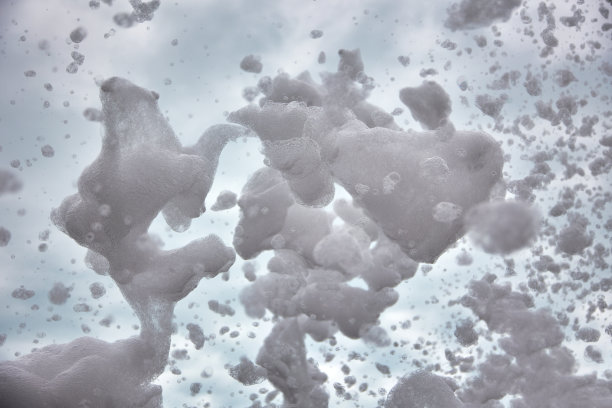 在水上公园的派对上，泡沫枪将泡沫射向天空图片下载