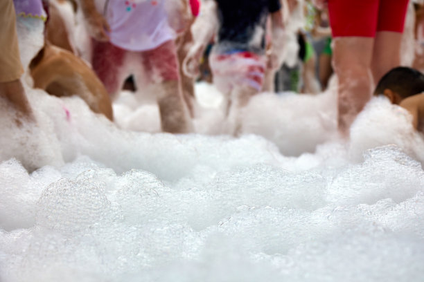 快乐的人们在假日里玩肥皂泡图片下载