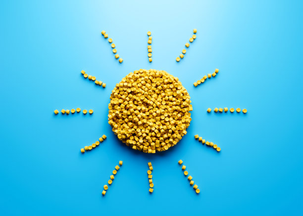 3d独特的太阳射线符号由黄色塑料聚合物制成的蓝色背景3d插图图片下载