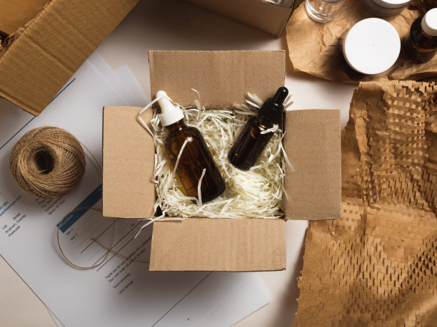 化妆盒里的精华液瓶印在撕碎的白纸上图片下载