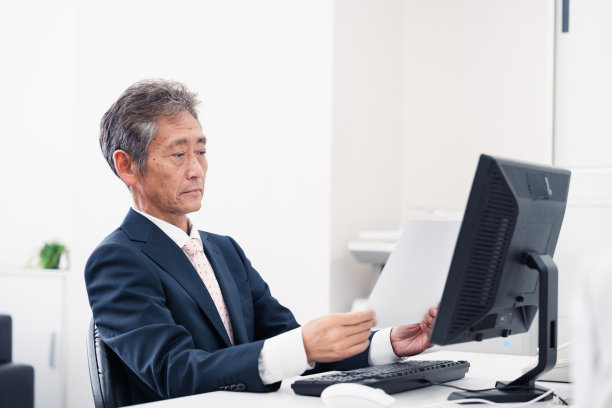 阅读文件的中年商人图片下载