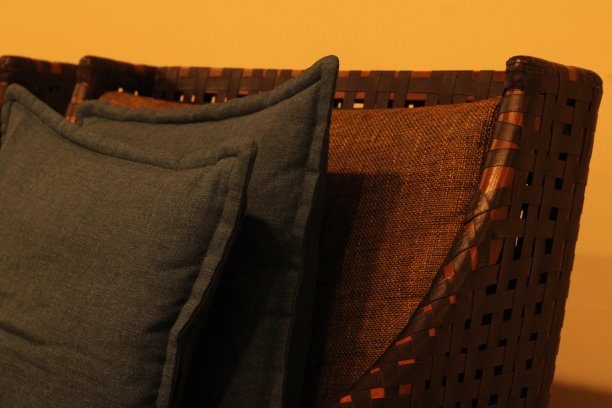 带枕头的棕色扶手椅图片下载