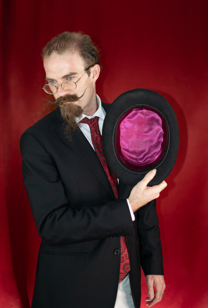 戴着大礼帽、戴着眼镜、留着胡子的老式高加索魔术师图片下载