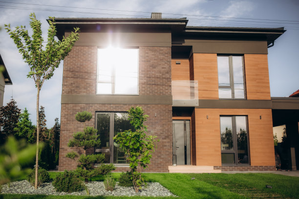 挪威西部现代设计的混凝土住宅的正面视图。图片下载