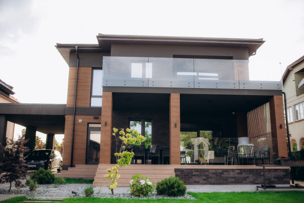 挪威西部现代设计的混凝土住宅的正面视图。图片下载