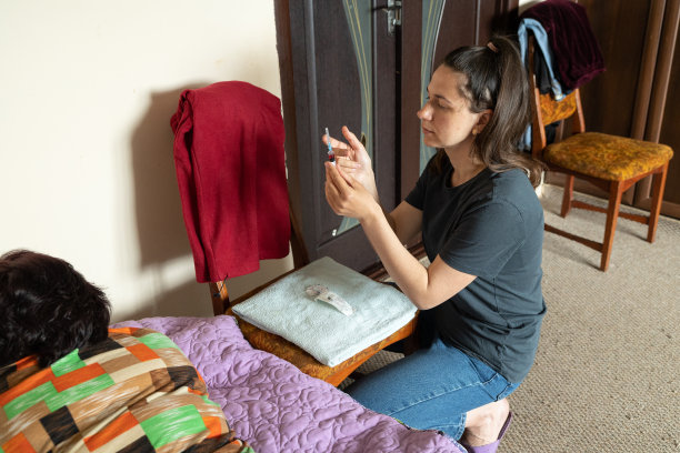 护士摇动注射器里的药。图片下载